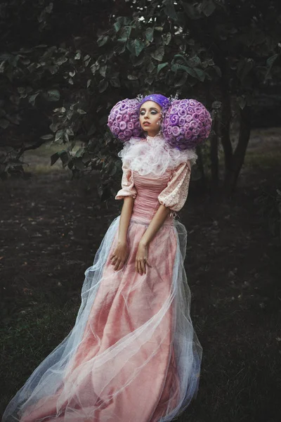 Modelo Bonito Vestindo Vestido Rosa Está Posando Uma Peruca Criativa — Fotografia de Stock