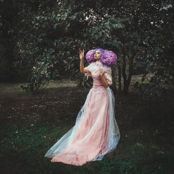 Beau Modèle Portant Une Robe Rose Pose Dans Une Perruque — Photo