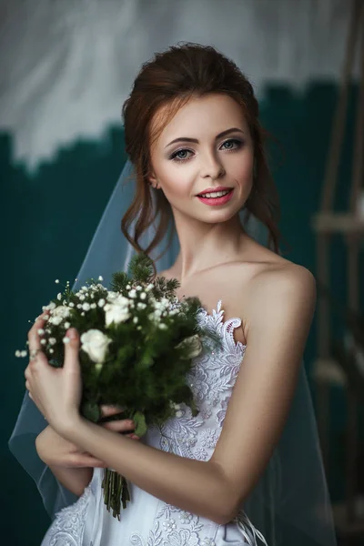 Modelo Bonito Vestindo Vestido Noiva Branco Está Posando Estúdio Interior — Fotografia de Stock
