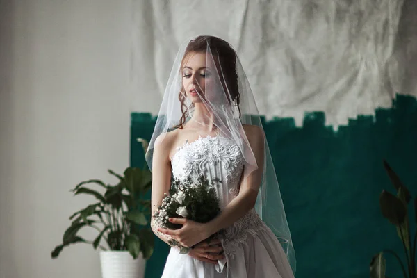 Modelo Bonito Vestindo Vestido Noiva Branco Está Posando Estúdio Interior — Fotografia de Stock