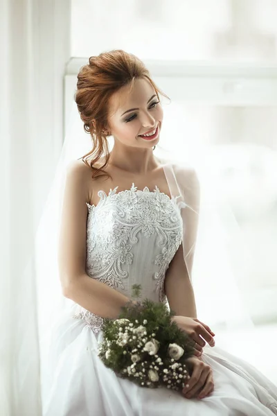 Model Cantik Mengenakan Gaun Pengantin Putih Berpose Studio Interior — Stok Foto