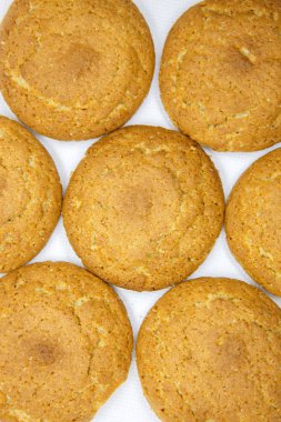 Yulaf kurabiye beyaz bir arka plan üzerinde yalan söylüyorsun