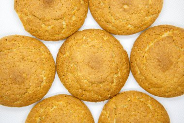 Yulaf kurabiye beyaz bir arka plan üzerinde yalan söylüyorsun