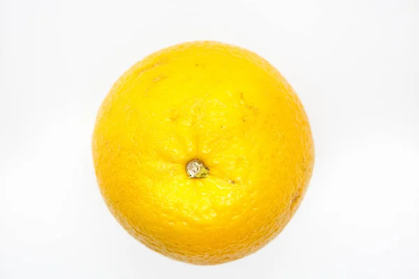 Uma Laranja Está Deitada Sobre Fundo Branco — Fotografia de Stock