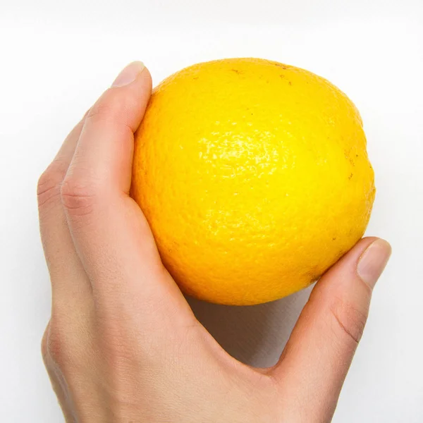 Mão Mulher Está Segurando Uma Laranja — Fotografia de Stock