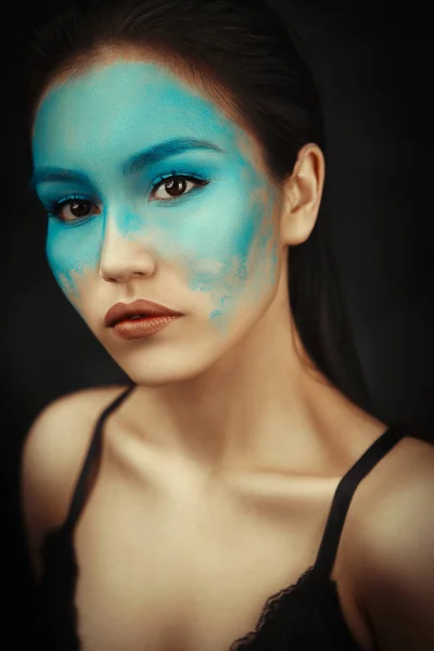Schöne Asiatische Mädchen Posiert Mit Kreativen Blauen Make — Stockfoto