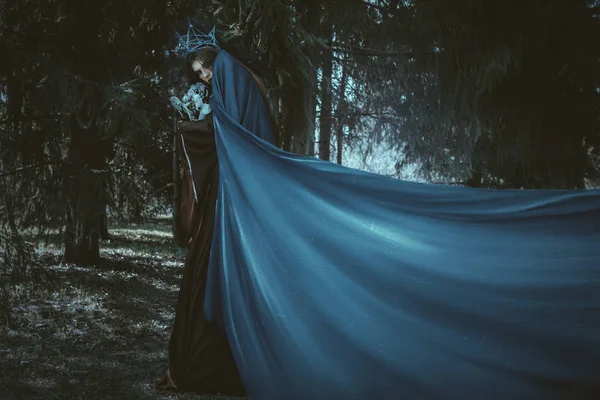 Beau Modèle Pose Dans Une Forêt Avec Tissu Bleu — Photo