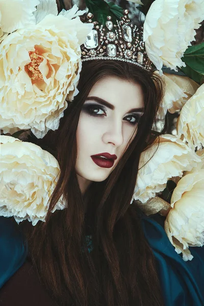 Hermosa Modelo Con Corona Está Posando Las Flores — Foto de Stock