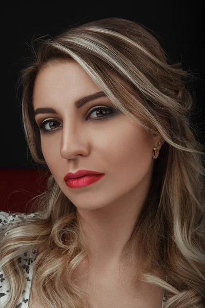 Güzel sarışın manken portresi