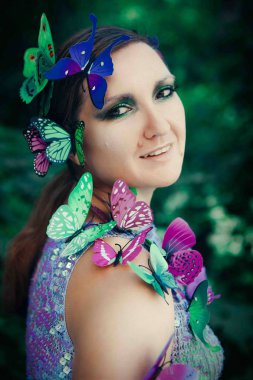 Modeli yüzünde kelebekler ile poz 