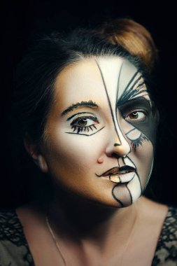 Manken duygusal yaratıcı makyaj ile poz