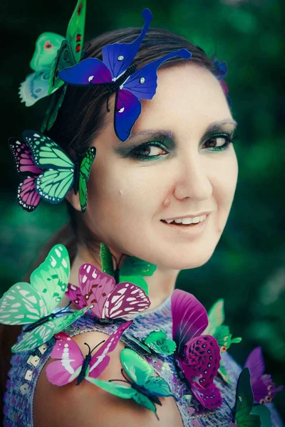 Modellen Poserar Med Fjärilar Hennes Ansikte — Stockfoto