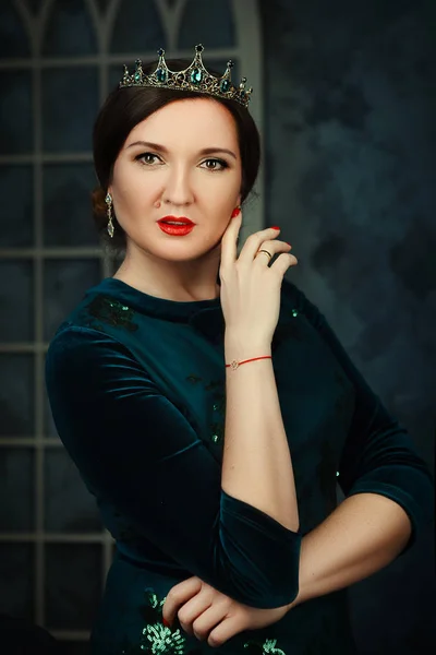 Model Een Donkere Studio Poseren Als Een Koningin — Stockfoto