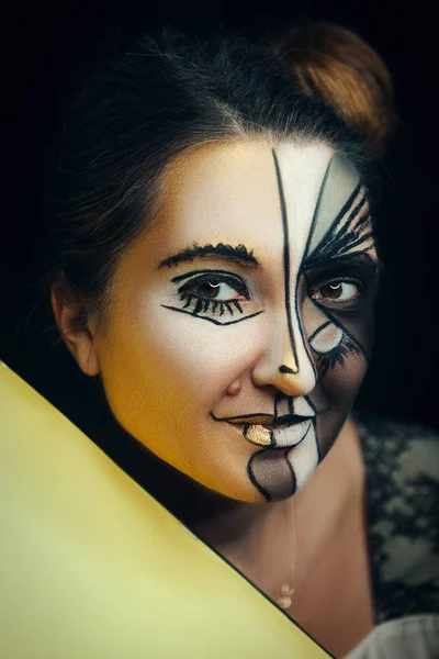Modell Känslomässigt Poserar Med Kreativ Makeup — Stockfoto