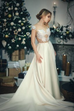 Güzel sarışın mil bir Noel stüdyoda poz