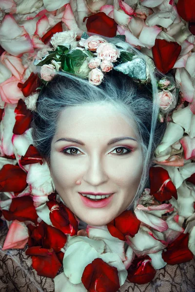 Retrato Close Uma Mulher Com Rosas — Fotografia de Stock