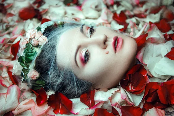 Retrato Cerca Una Mujer Con Rosas — Foto de Stock