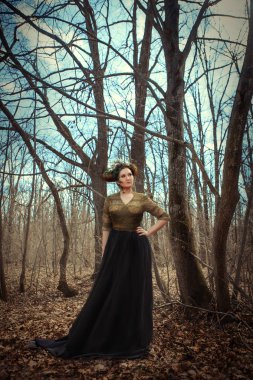 Modeli bir bahar ormanda bir Faun poz