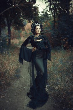 Karanlık bir ruh model poz