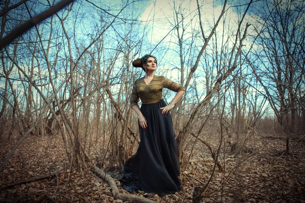 Model Pose Dans Une Forêt Printanière Comme Faun — Photo