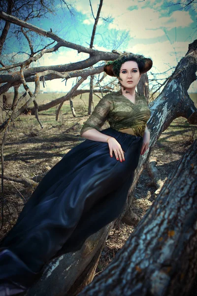 Model Pose Dans Une Forêt Printanière Comme Faun — Photo