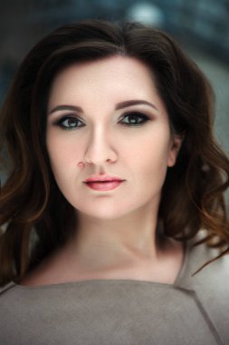 Modeli resmi stil içinde poz