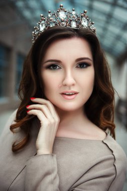 Model başında bir taç ile poz