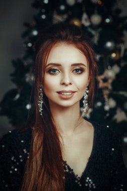 Noel için dekore edilmiş bir iç Studio'da güzel model poz 