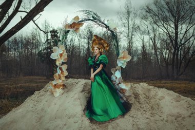 Yeşil elbise ve kokoshnik giymiş güzel model poz 