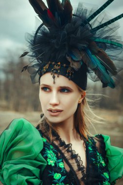 Yeşil elbise ve kokoshnik giymiş güzel model poz 