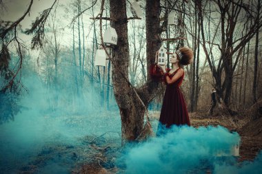 Yaratıcı saç modeli ile kırmızı elbiseli Genç kız poz