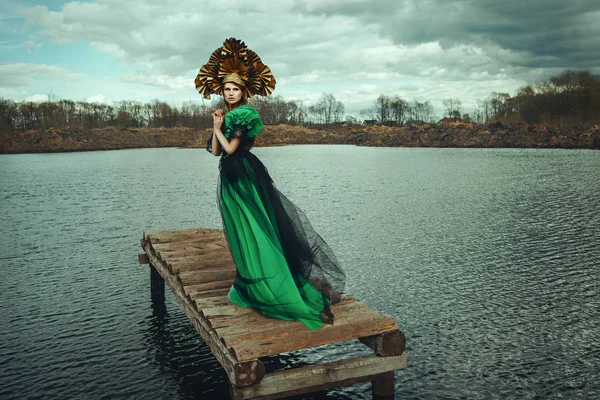 Όμορφο Μοντέλο Ποζάρει Φορώντας Πράσινο Φόρεμα Και Kokoshnik — Φωτογραφία Αρχείου
