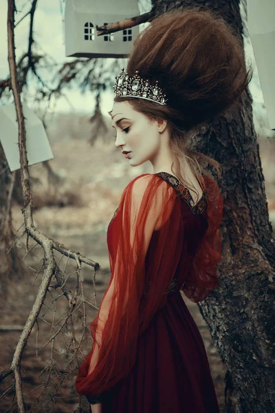 Chica Joven Está Posando Vestido Rojo Con Peinado Creativo — Foto de Stock