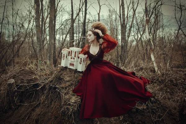 Νεαρή Κοπέλα Θέτοντας Ένα Κόκκινο Φόρεμα Δημιουργική Χτένισμα — Φωτογραφία Αρχείου