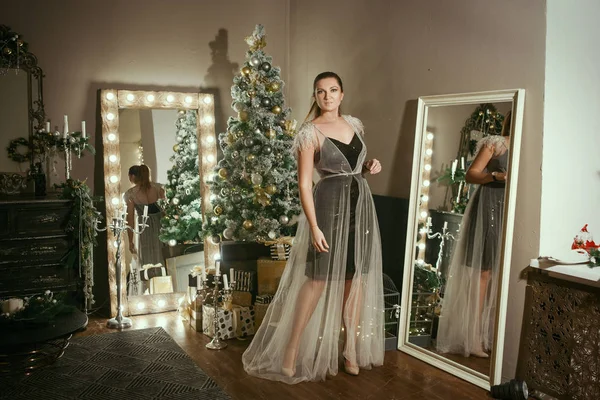 Schönes Model Posiert Einem Weihnachtlich Dekorierten Innenstudio — Stockfoto