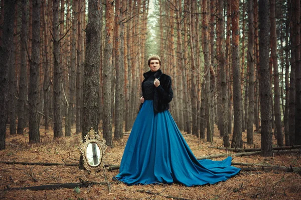 Mavi etek giyen modeli bir kraliçe gibi poz