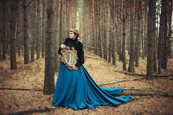 Model Sobě Modrou Sukni Představuje Jako Královna — Stock fotografie
