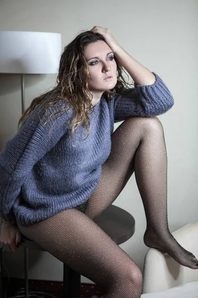 Model Wearing Casual Closes Emotionally Posing Hotel Room — Stock Photo, Image
