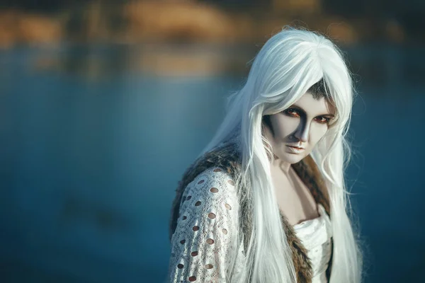 Modèle Pose Sur Lac Glacé Avec Maquillage Créatif — Photo