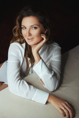 Modeli bir otel odasında poz 