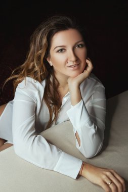 Modeli bir otel odasında poz 