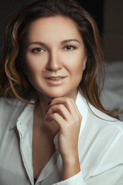 Modeli bir otel odasında poz 