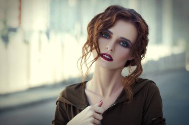 Güzel bir kahverengi saçlı Bayan portresi 