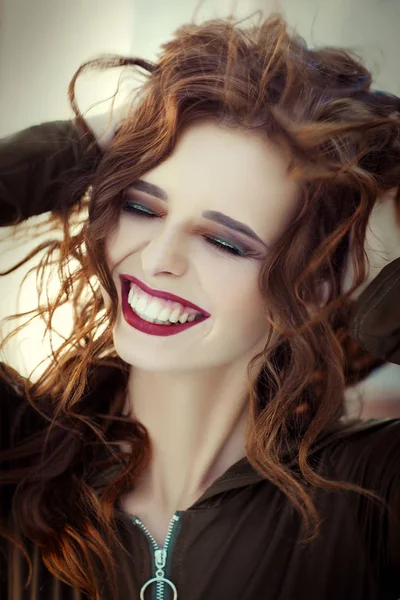 Retrato Una Hermosa Dama Cabello Castaño — Foto de Stock