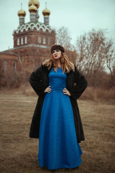 Senhora Está Posando Vestindo Estilo Russo — Fotografia de Stock