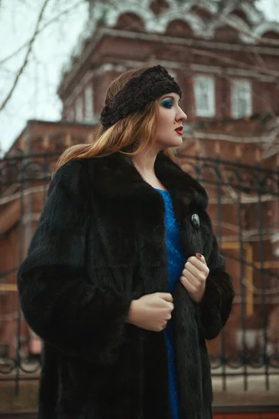 Lady Posing Wearing Russian Style — Stock Photo, Image