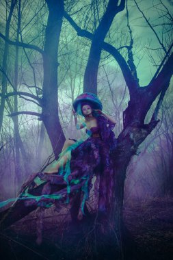 Modeli bir denizanası kostüm poz