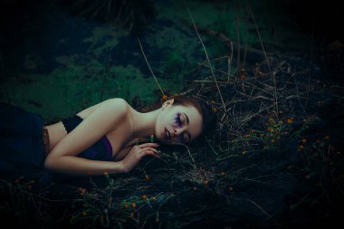 Modeli bir denizanası kostüm poz