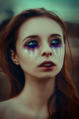 Modeli bir denizanası kostüm poz