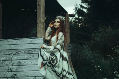 Güve kanatları ile poz kız